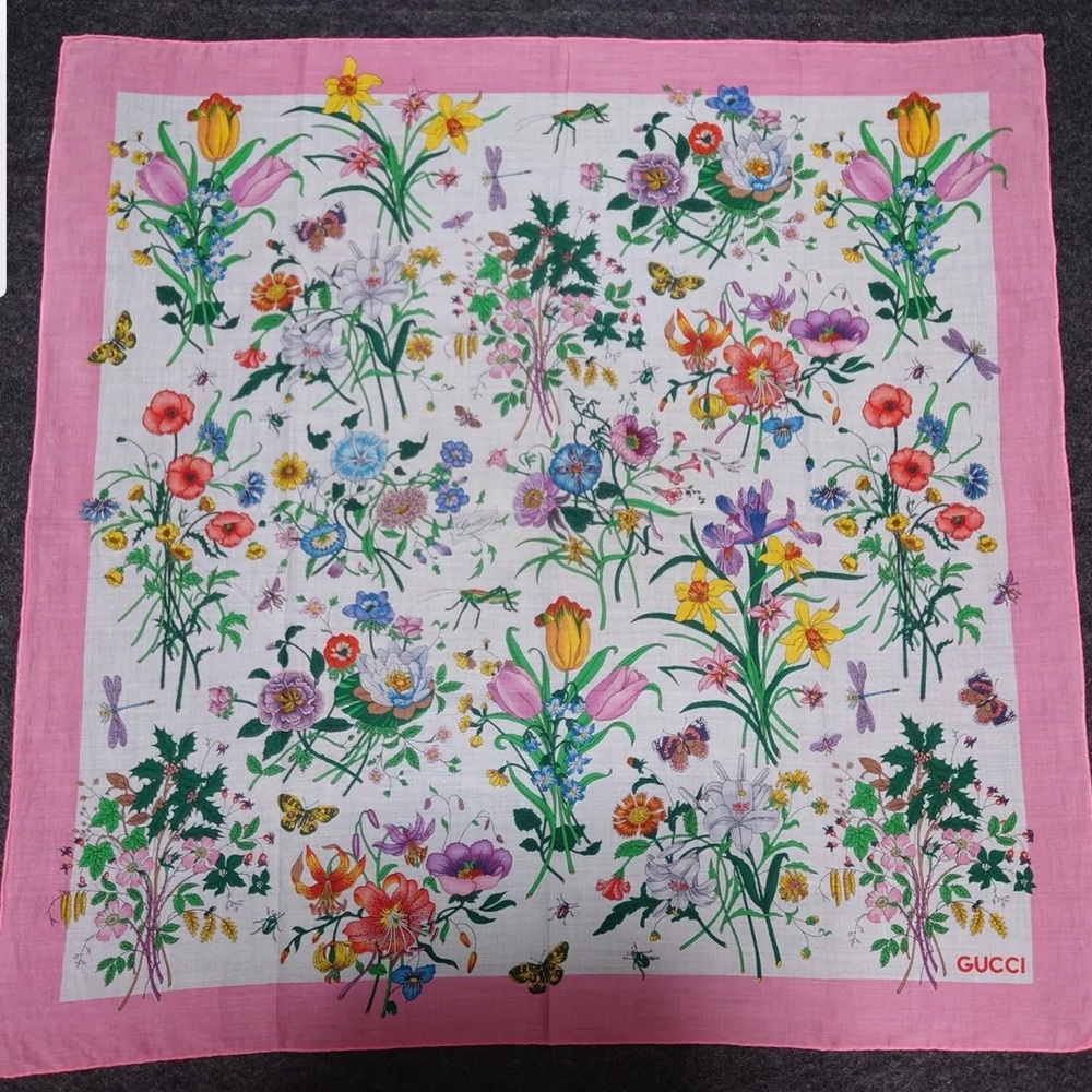 Gucci silk scarf, floral motif with pink border, signed: "Gucci." - Picture 2 of 6